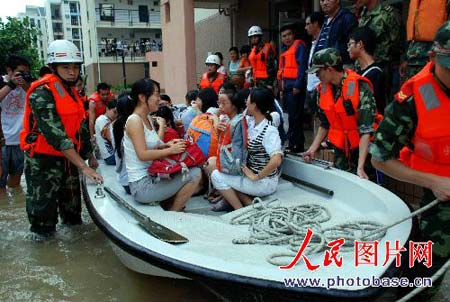 福州大学3000师生被洪水围困 消防官兵急救(图)